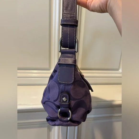 💐🌺Coach Plum Purple Signature Canvas Hobo Bag - Picture 3 of 7
